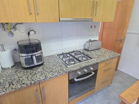 EXCLUSIVO - Excelente andar de moradia T2 todo remodelado com terraço e parqueamento - Paredes(Alenquer)