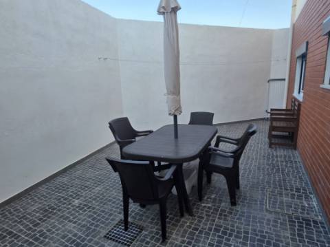 EXCLUSIVO - Excelente andar de moradia T2 todo remodelado com terraço e parqueamento - Paredes(Alenquer)