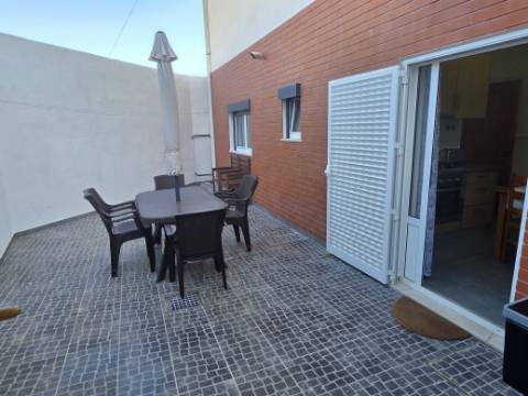 EXCLUSIVO - Excelente andar de moradia T2 todo remodelado com terraço e parqueamento - Paredes(Alenquer)