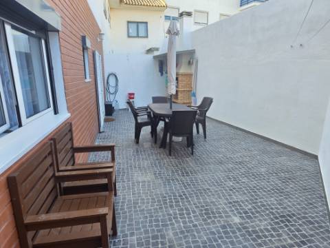 EXCLUSIVO - Excelente andar de moradia T2 todo remodelado com terraço e parqueamento - Paredes(Alenquer)