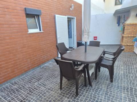 EXCLUSIVO - Excelente andar de moradia T2 todo remodelado com terraço e parqueamento - Paredes(Alenquer)