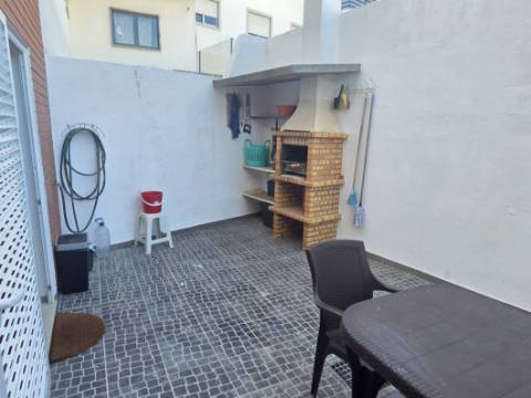 EXCLUSIVO - Excelente andar de moradia T2 todo remodelado com terraço e parqueamento - Paredes(Alenquer)