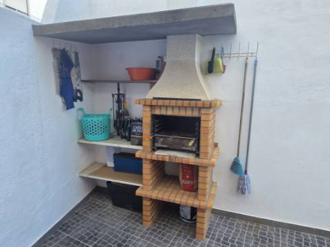 EXCLUSIVO - Excelente andar de moradia T2 todo remodelado com terraço e parqueamento - Paredes(Alenquer)