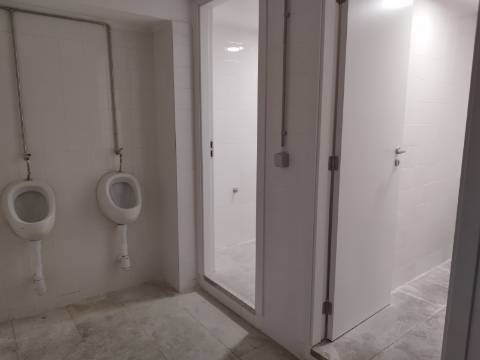 Armazém amplo com 800 m² de área coberta. Z.I. da Santa Rita, Ermesinde. Acesso à A3 Porto-Vila Real a 1 minuto. Escritório com 60 m2. 2 banhos.