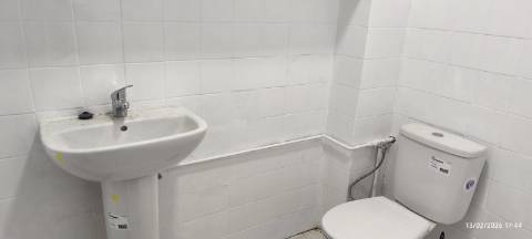 Armazém amplo com 800 m² de área coberta. Z.I. da Santa Rita, Ermesinde. Acesso à A3 Porto-Vila Real a 1 minuto. Escritório com 60 m2. 2 banhos.