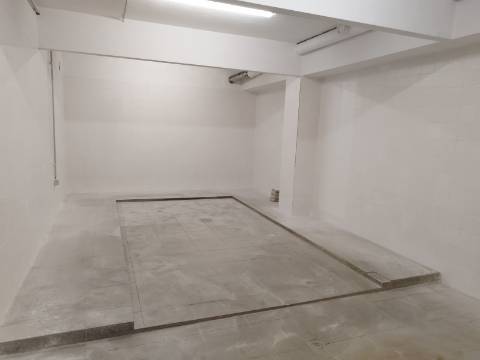 Armazém amplo com 800 m² de área coberta. Z.I. da Santa Rita, Ermesinde. Acesso à A3 Porto-Vila Real a 1 minuto. Escritório com 60 m2. 2 banhos.