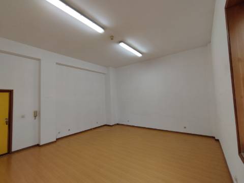 Escritório 40 m2. Prédio da Mercedes - Gaia Shopping a 300 mt.