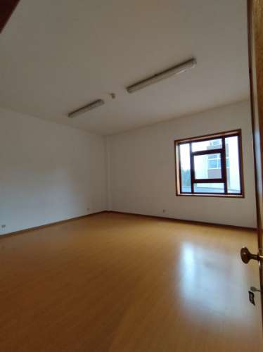 Escritório 40 m2. Prédio da Mercedes - Gaia Shopping a 300 mt.