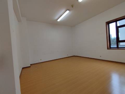 Escritório 40 m2. Prédio da Mercedes - Gaia Shopping a 300 mt.