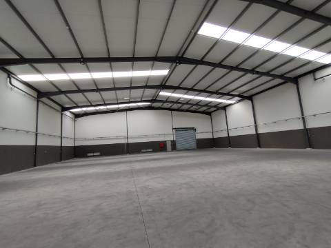 Armazém industrial . Área coberta de 1498 m2. 2 Pisos.