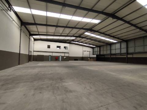 Armazém industrial . Área coberta de 1498 m2. 2 Pisos.