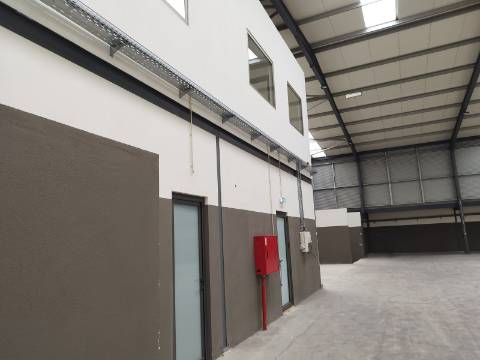 Armazém industrial . Área coberta de 1498 m2. 2 Pisos.