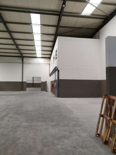 Armazém industrial . Área coberta de 1498 m2. 2 Pisos.