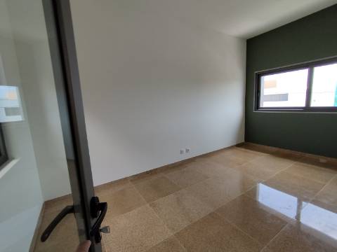 Armazém industrial . Área coberta de 1498 m2. 2 Pisos.