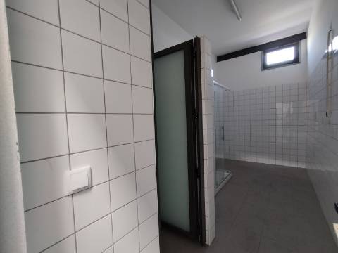 Armazém industrial . Área coberta de 1498 m2. 2 Pisos.