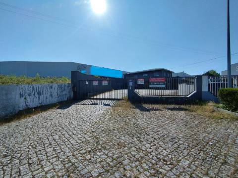 Armazém industrial com frente para a N14