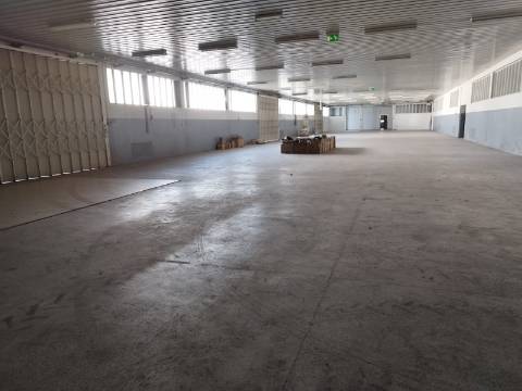 Armazém industrial com frente para a N14