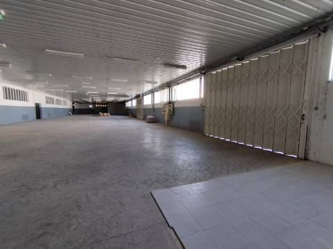 Armazém industrial com frente para a N14