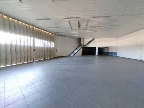 Armazém industrial com frente para a N14