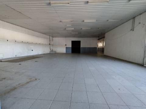 Armazém industrial com frente para a N14