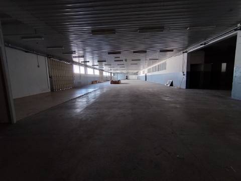 Armazém industrial com frente para a N14