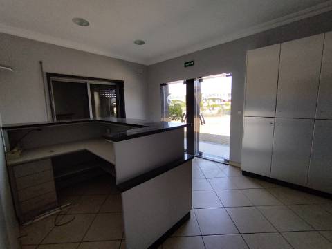 Armazém industrial com frente para a N14