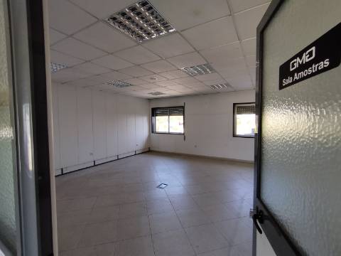 Armazém industrial com frente para a N14