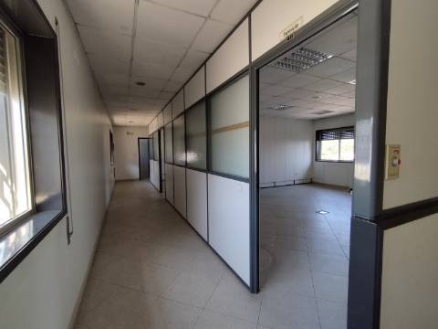 Armazém industrial com frente para a N14