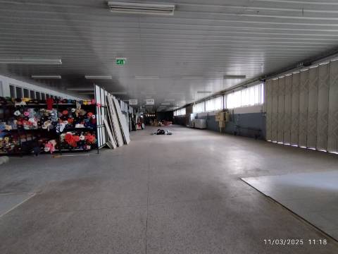 Armazém industrial com frente para a N14