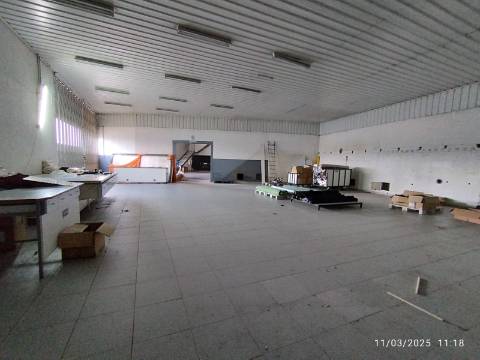 Armazém industrial com frente para a N14