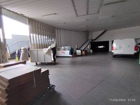 Armazém industrial com frente para a N14