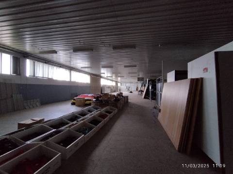 Armazém industrial com frente para a N14