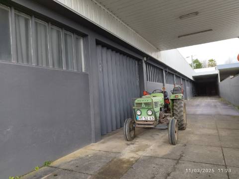 Armazém industrial com frente para a N14
