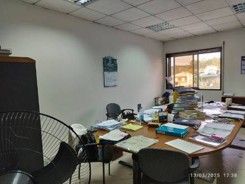 Armazém industrial com frente para a N14