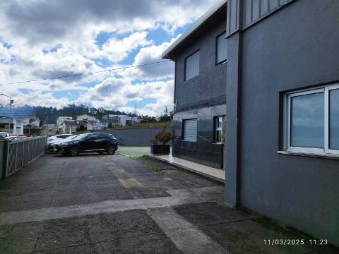 Armazém industrial com frente para a N14