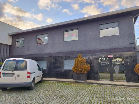 Armazém industrial com frente para a N14