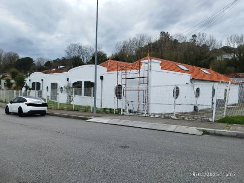 Armazém industrial com 1400 m2. Frente para A.E - A43 Porto - Gondomar. 300 mt da VCI. - Antas. 
Posto de transformação.