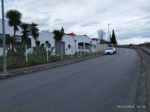 Armazém industrial com 1400 m2. Frente para A.E - A43 Porto - Gondomar. 300 mt da VCI. - Antas. 
Posto de transformação.