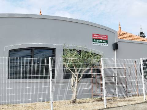 Armazém industrial com 1400 m2. Frente para A.E - A43 Porto - Gondomar. 300 mt da VCI. - Antas. 
Posto de transformação.