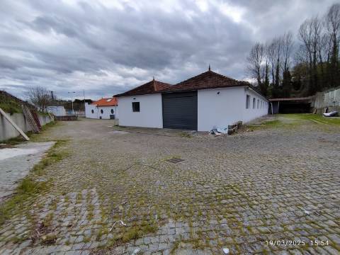 Armazém industrial com 1400 m2. Frente para A.E - A43 Porto - Gondomar. 300 mt da VCI. - Antas. 
Posto de transformação.