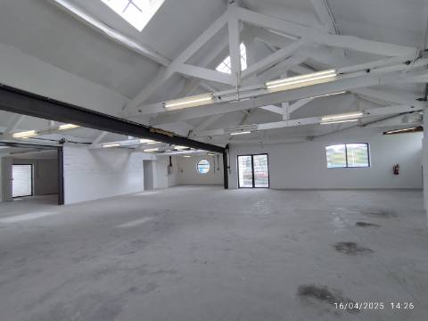 Armazém industrial com 1400 m2. Frente para A.E - A43 Porto - Gondomar. 300 mt da VCI. - Antas. 
Posto de transformação.