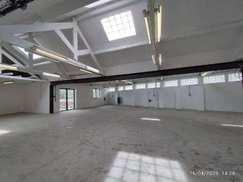 Armazém industrial com 1400 m2. Frente para A.E - A43 Porto - Gondomar. 300 mt da VCI. - Antas. 
Posto de transformação.