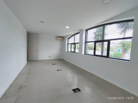 Armazém industrial com 1400 m2. Frente para A.E - A43 Porto - Gondomar. 300 mt da VCI. - Antas. 
Posto de transformação.