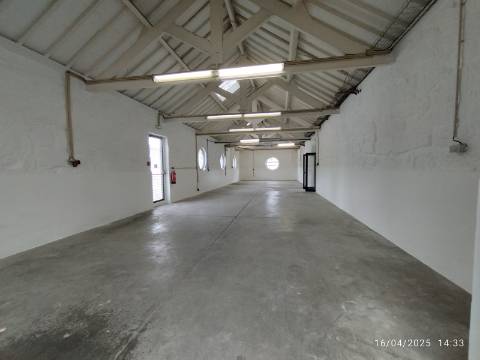 Armazém industrial com 1400 m2. Frente para A.E - A43 Porto - Gondomar. 300 mt da VCI. - Antas. 
Posto de transformação.