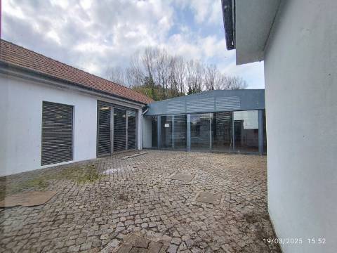 Armazém industrial com 1400 m2. Frente para A.E - A43 Porto - Gondomar. 300 mt da VCI. - Antas. 
Posto de transformação.