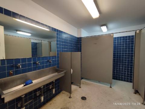 Armazém industrial com 1400 m2. Frente para A.E - A43 Porto - Gondomar. 300 mt da VCI. - Antas. 
Posto de transformação.