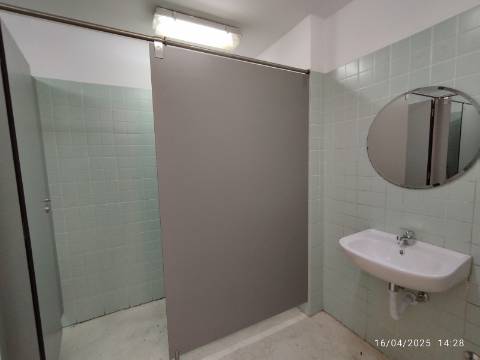 Armazém industrial com 1400 m2. Frente para A.E - A43 Porto - Gondomar. 300 mt da VCI. - Antas. 
Posto de transformação.