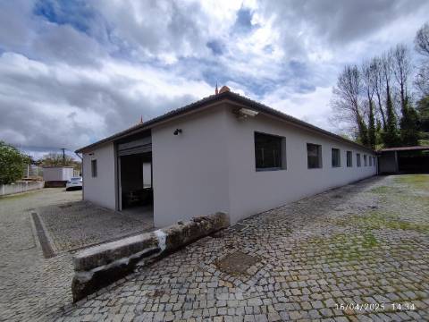 Armazém industrial com 1400 m2. Frente para A.E - A43 Porto - Gondomar. 300 mt da VCI. - Antas. 
Posto de transformação.