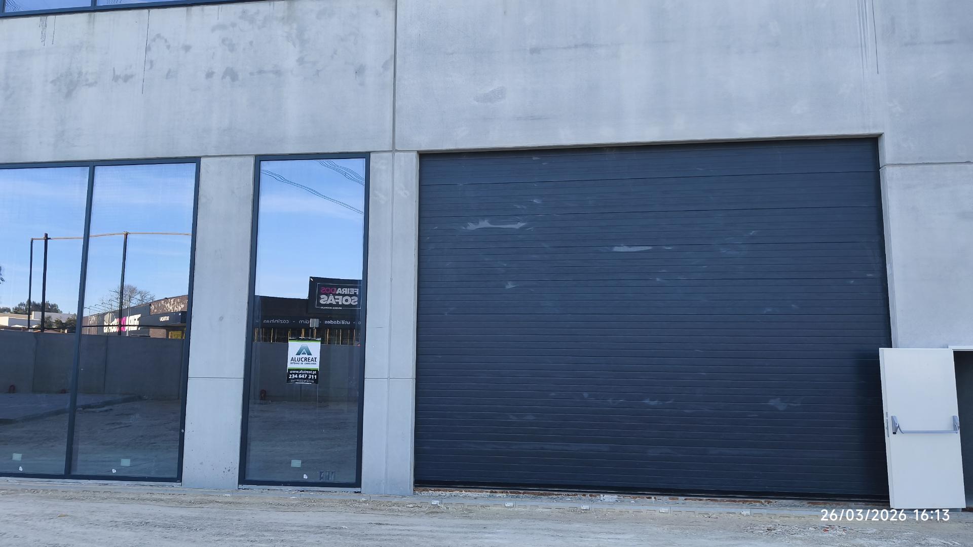 Armazém 620 m2 - Frente para N1. a 1 minuto da Saida da A1 Carvalhos. .Pé dtº 8 mt