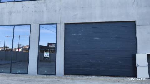 Armazém 620 m2 - Frente para N1. a 1 minuto da Saida da A1 Carvalhos. .Pé dtº 8 mt